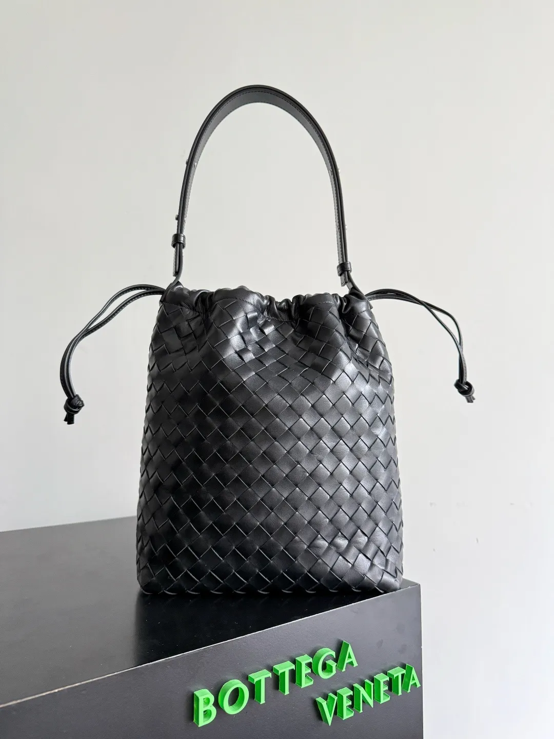 Batch 2280 BOTTEGA VENETA2025 new woven Biblioteca Bucket perfectly integrates casual texture, using classic Intrecciato woven leather, which feels soft but stiff, allowing the bag to drape naturally without losing the three-dimensional effect. The drawstring design of the drawstring pocket makes opening and closing more direct and adds a casual atmosphere. If you are on a short business trip, you can put some skin care samples in your bag. The front compartment or rear zipper can also be used to store ID cards, bank cards, etc. The solid color design of the bag is very versatile, and it doesn’t feel too picky when paired with any clothes. The leather material is also very high-quality! Style number: 836020 Size: 24*33*14cm